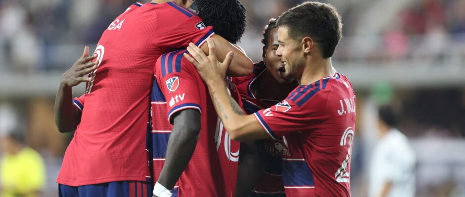 Jugadores del FC Dallas celebran el gol ante Club Querétaro