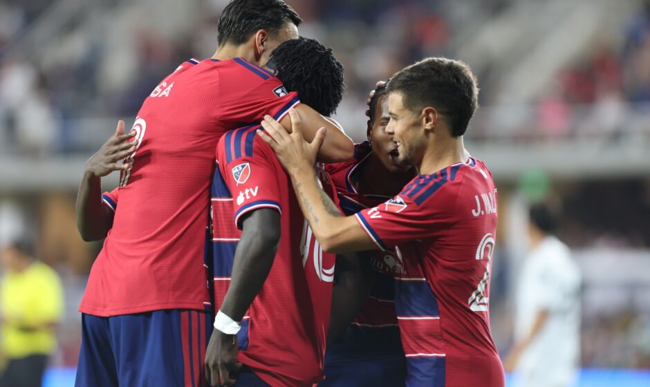 Jugadores del FC Dallas celebran el gol ante Club Querétaro