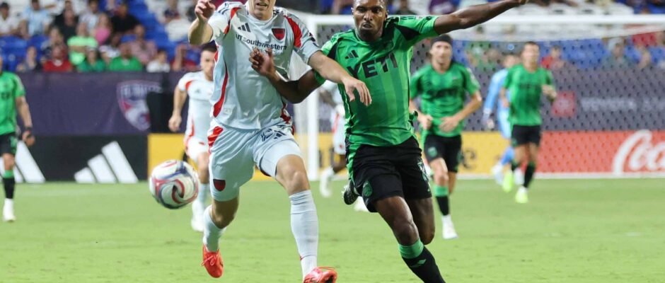 Jugador de FC Dallas disputa el balón con un futbolista de Austin FC durante el partido en Toyota Stadium.