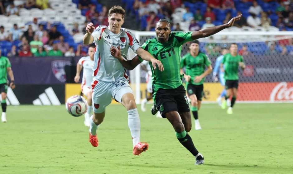 Jugador de FC Dallas disputa el balón con un futbolista de Austin FC durante el partido en Toyota Stadium.