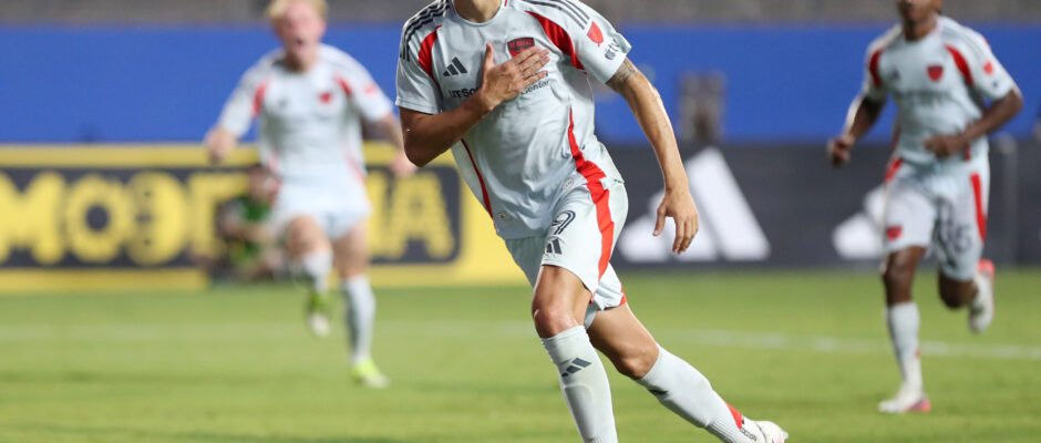 Petar Musa celebra uno de sus goles con FC Dallas ante Sporting Kansas City en el Toyota Stadium.