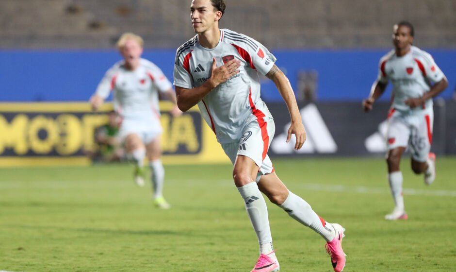 Petar Musa celebra uno de sus goles con FC Dallas ante Sporting Kansas City en el Toyota Stadium.
