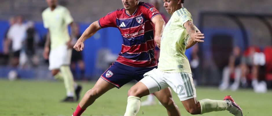 Jugada durante el partido entre FC Dallas y Portland Timbers en Toyota Stadium.