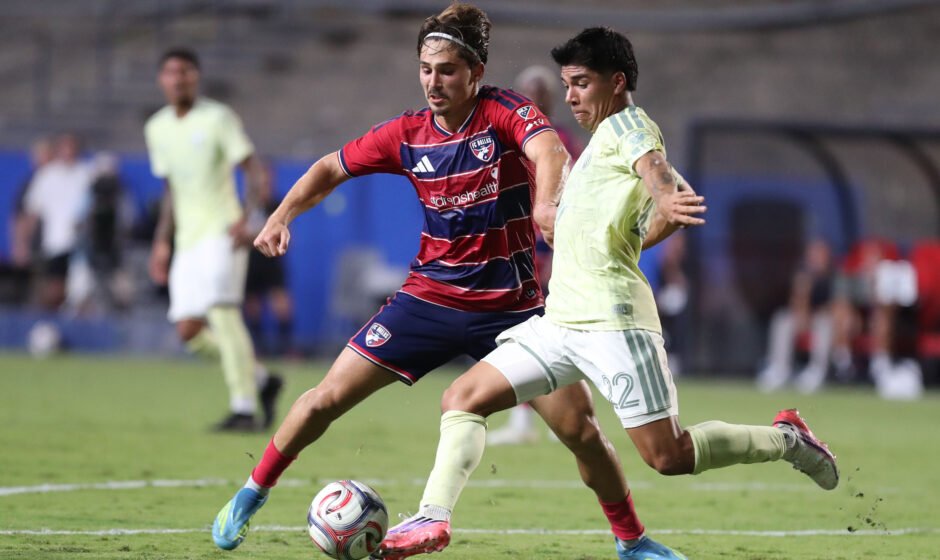 Jugada durante el partido entre FC Dallas y Portland Timbers en Toyota Stadium.