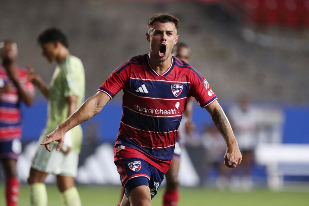 Joaquín Valiente celebra el gol que selló la victoria 2-1 de FC Dallas sobre Portland Timbers en Toyota Stadium.