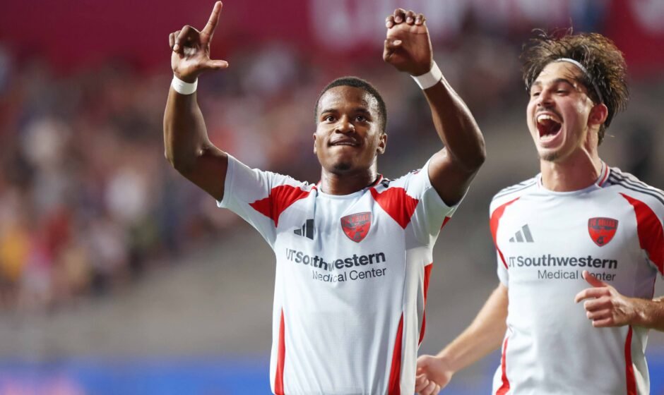 Kaick celebra junto a sus compañeros después de marcar el gol de FC Dallas ante Seattle Sounders en Toyota Stadium.